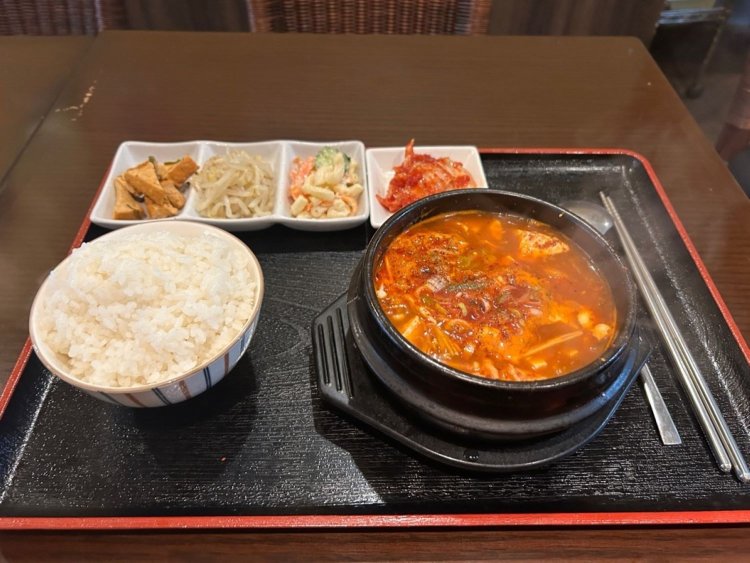 豚肉のスンドゥブチゲ定食850円(ランチ価格)。副菜はキムチ、ナムルと日替わりのおかず2種類。白菜キムチは、酸味と辛みのバランスが絶妙だ。