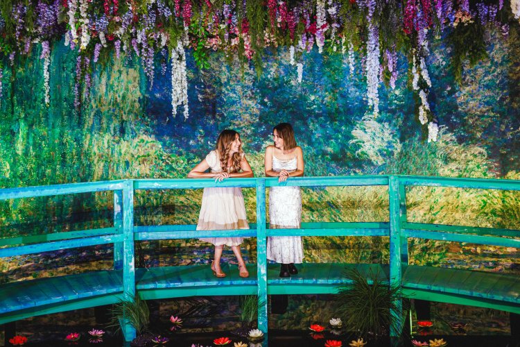 睡蓮の池とジヴェルニーにある太鼓橋を再現したフォトスポットも。