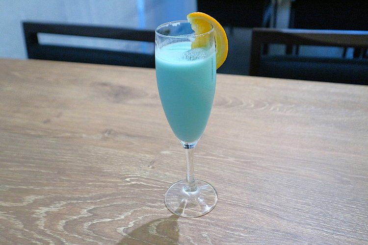 青雲は水色になるまでよく混ぜて飲むのがポイント。