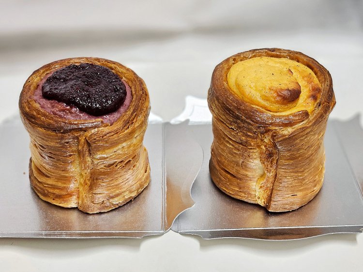 期間限定のチェリー&チョコレート1100円（左）と、バニラ900円。