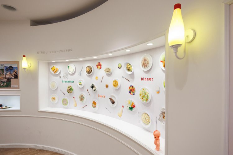 マヨネーズを使った料理の数々。ライトがマヨネーズ型！