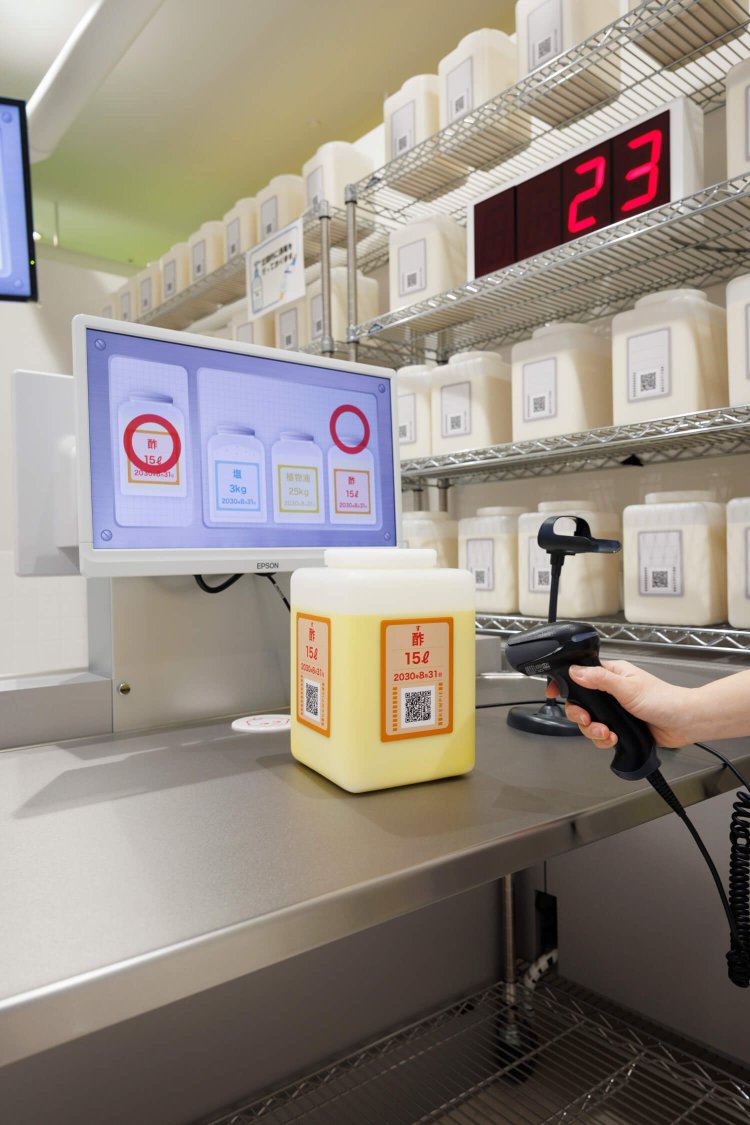 酢、塩、植物油を2次元バーコードで読み取り、入れ間違いを防ぐ。