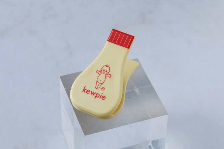 マヨネーズ型マグネットクリップ200円。