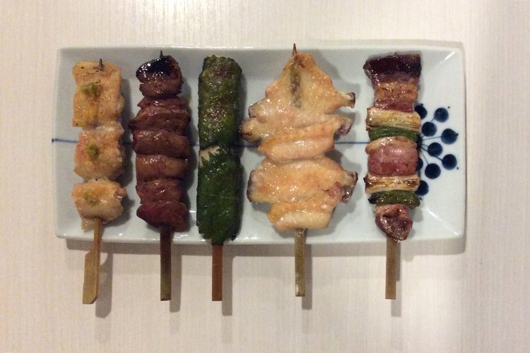 白レバー、しそ巻き各350円、手羽280円などどれも絶妙な焼き加減。