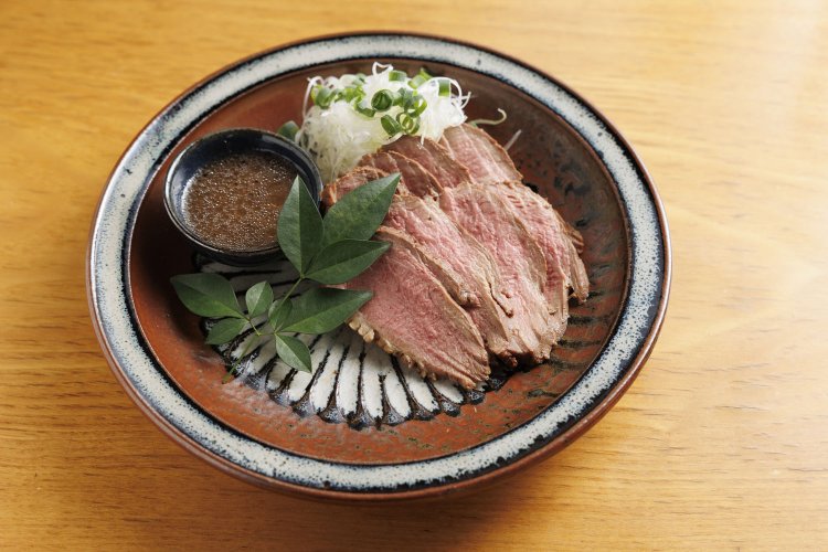 合鴨の和風ロースト黒こしょうソース1080円。