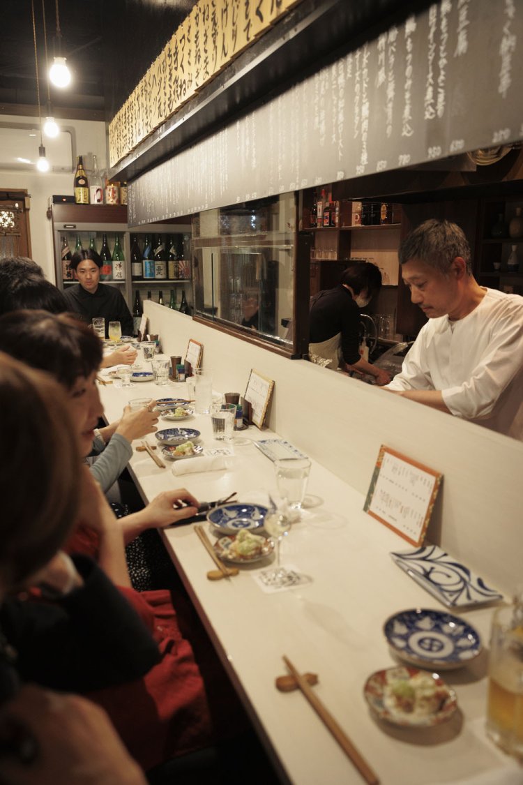 店内には店主好みのR&Bやブラジル音楽が流れる。