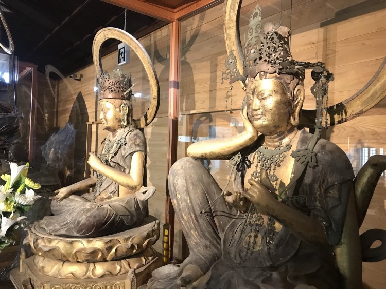 福島県喜多方市・新宮熊野神社の如意輪観音菩薩像（手前）。