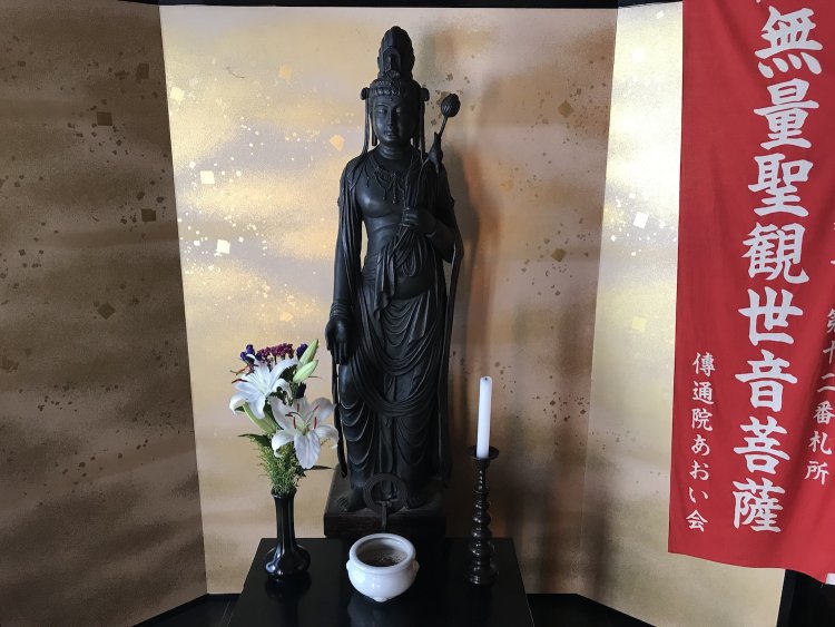 文京区・傳通院の聖観音菩薩像。