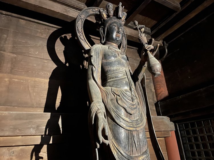 一人に見えても実は合体していた!? チームで祀られる仏像の特徴
