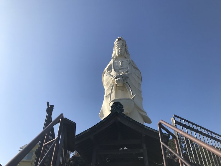 神奈川県小田原市・東善印の魚籃観音菩薩像。