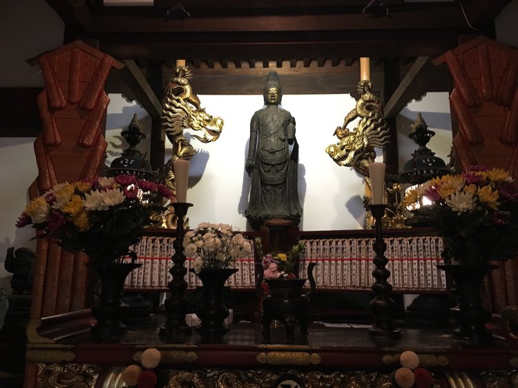 世田谷区・観音寺の聖観音菩薩像。