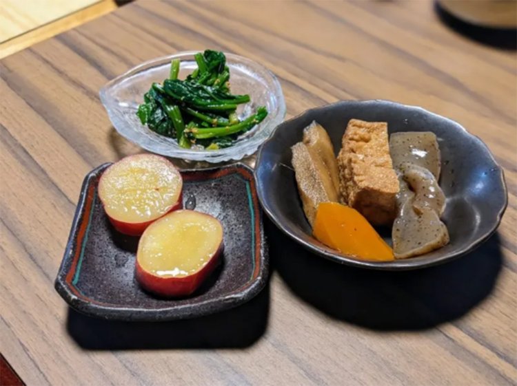 うどんのセットの小皿が3つ。