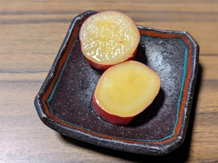 サツマイモの甘露煮。うっすらとレモンの風味。