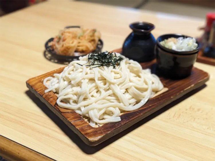 大盛りのような、普通盛りのつけ汁 天ざるうどん1000円。