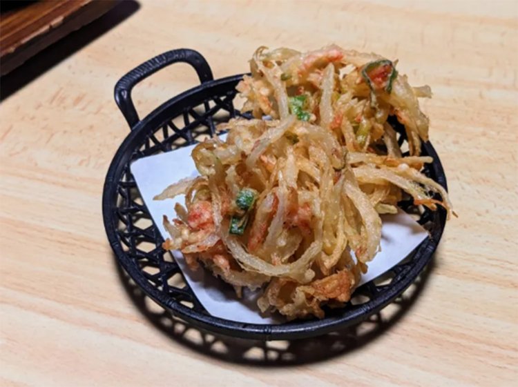 揚げたてサクサクのかき揚げ天ぷら。