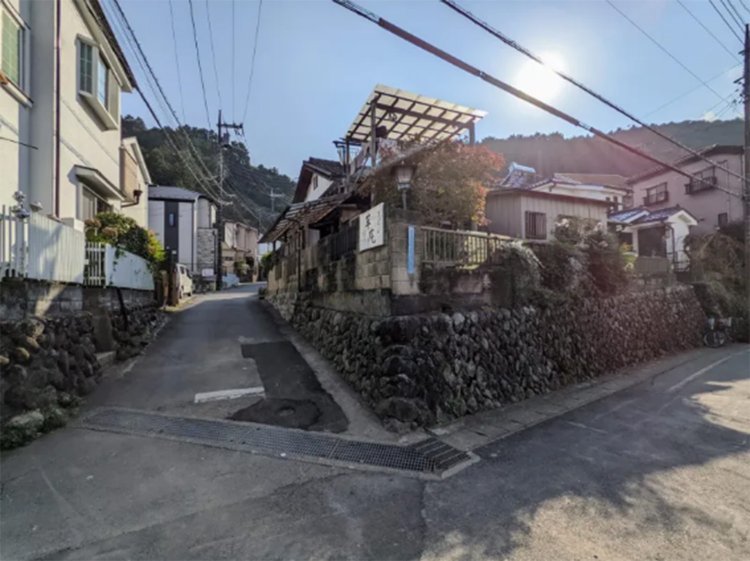 住宅地に迷い込み……。