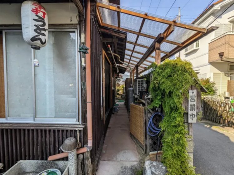 ただ、やはり一般家屋にしか見えない……。