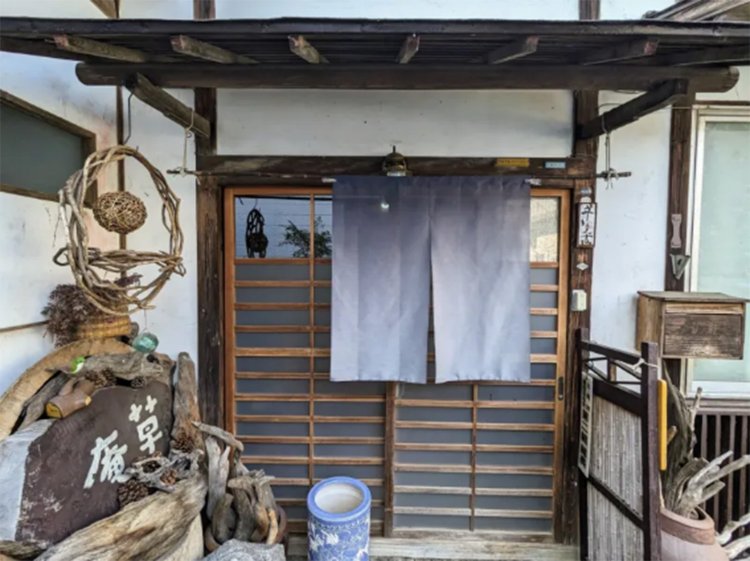 『草庵』の入り口。