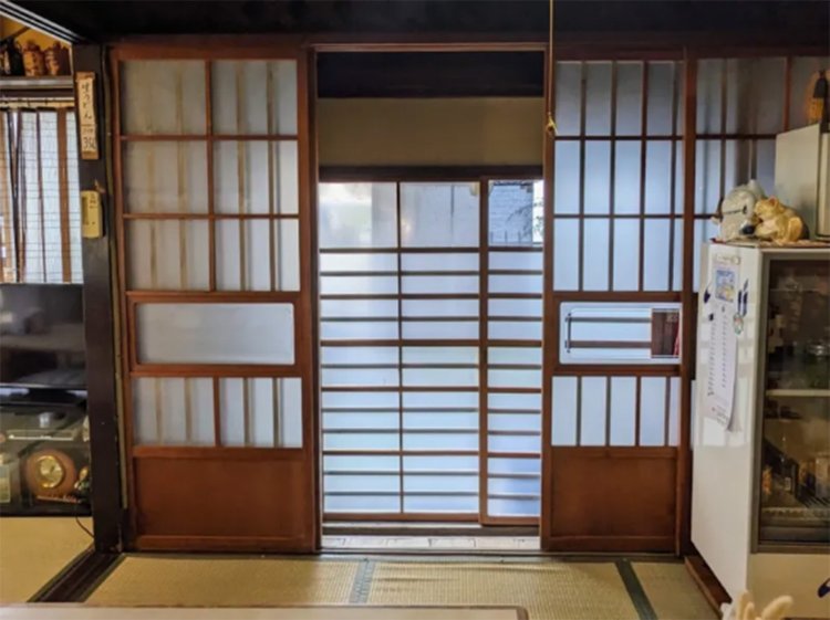 完全に“人んち”の玄関。