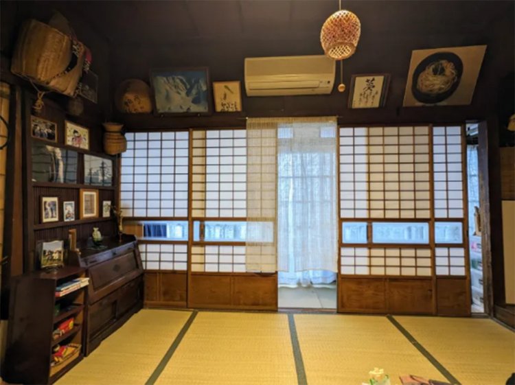 畳張りに障子がなんとも懐かしい光景。