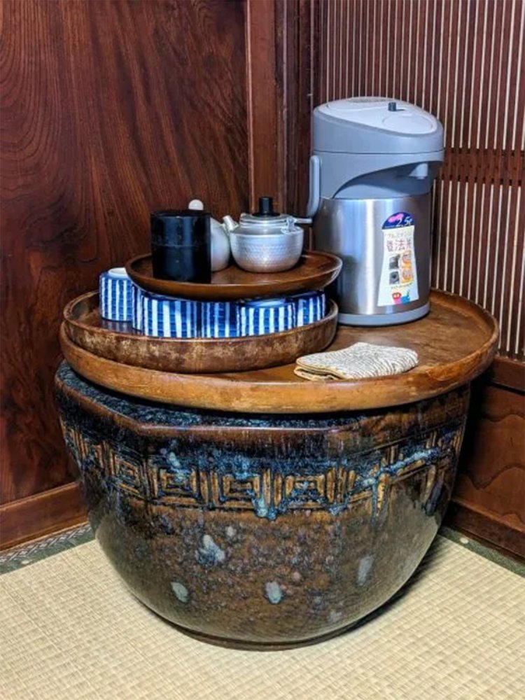 大カメの上に並ぶお茶くみセット。