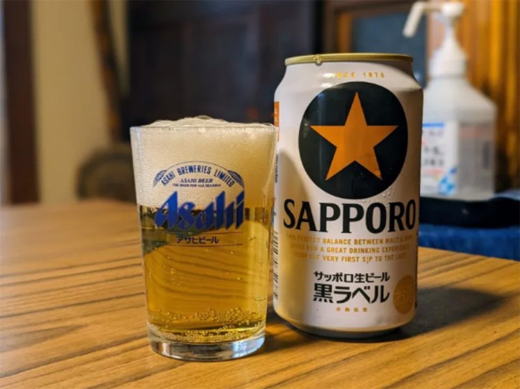 AsahiのグラスにSAPPOROのビールを注ぐ。