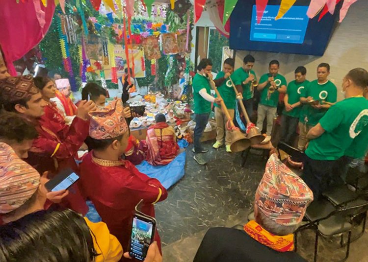 成人の儀の様子。筆者も知人に呼ばれて見学させていただいた（筆者撮影）。