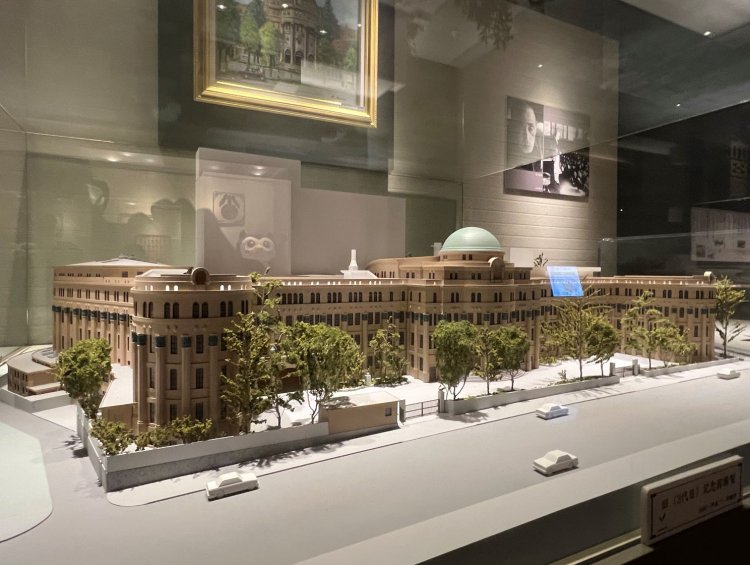 嘉子が通っていた当時の明大校舎（模型）。