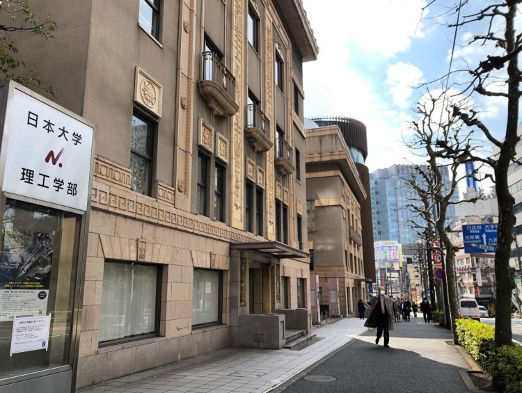 駿河台は日本大学や中央大学など多くの大学・専門学校が集まる学生街だった。