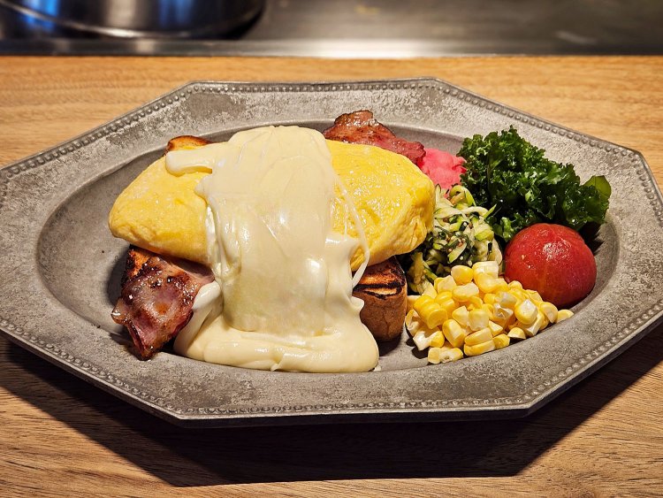 鉄板オムレツ&チーズトースト2900円。