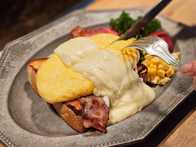 『プルミエメ』でライブ感あふれる裏メニュー、鉄板オムレツ&チーズトーストの朝食を楽しむ〜黒猫スイーツ散歩 代々木上原編⑤〜