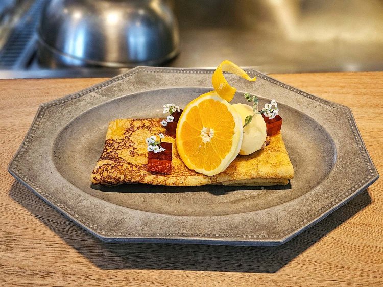 餅粉の鉄板クレープシュゼット1700円。