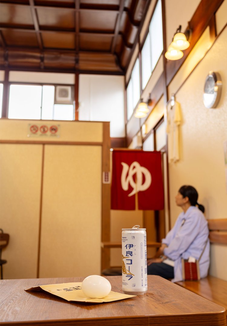 ロビーには休憩できるスペースも。漢方入りの伊良コーラ300円、ここの温泉でゆでた温玉100円もある。