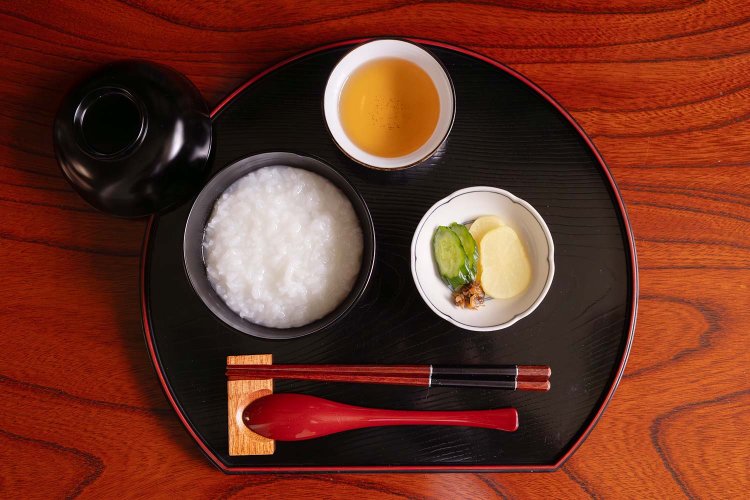 白粥に漬物、食後に月替わりの養生茶付きで500円。