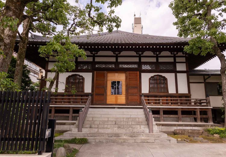 正覚院の本堂。朝粥はこの隣の建物の2階が会場だ。