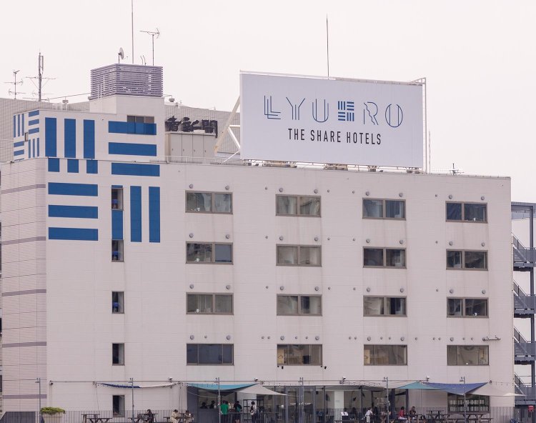 客船のようにも見える外観。