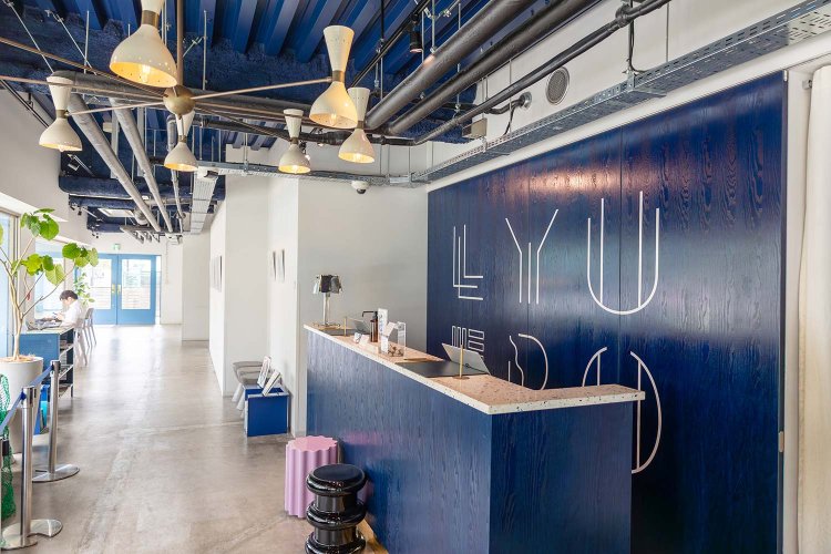 宿泊者でなくても利用できるフリースペースがあるロビー。