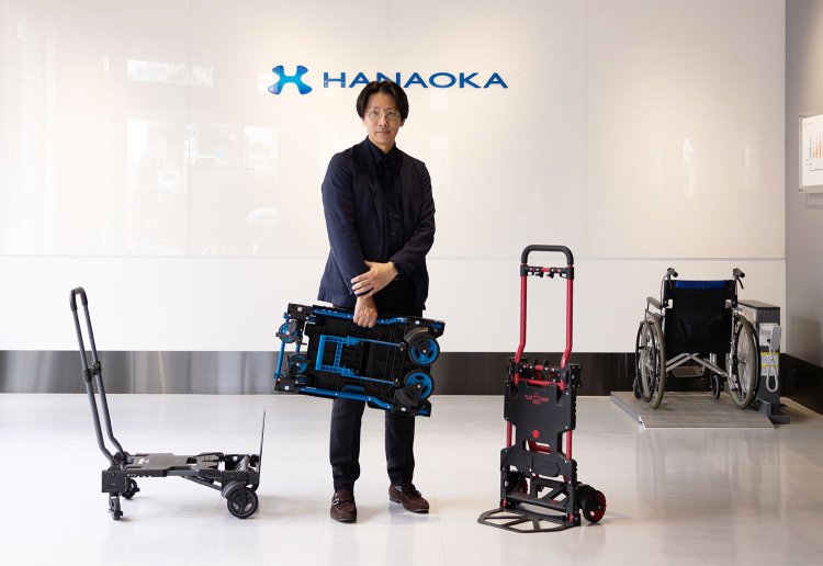 「折りたためる便利な台車もあるんです」。