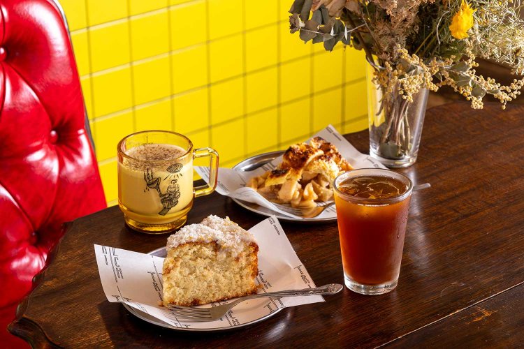 ココナツレモンケーキ660円（左手前）、チャイ680円（左奥）ほか。