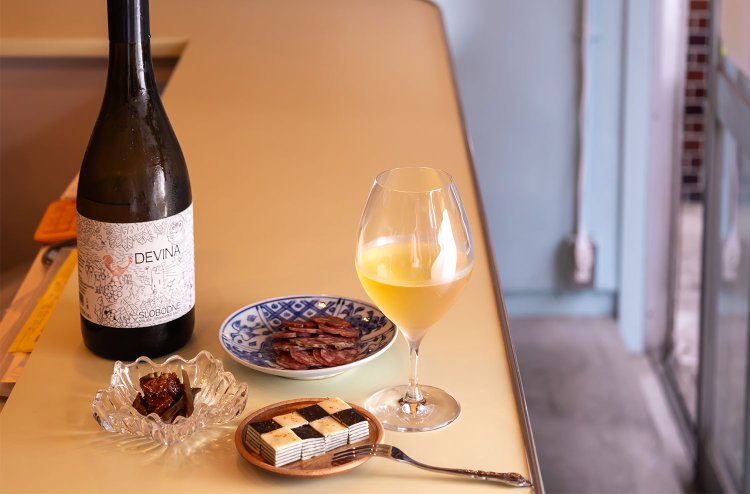 おつまみは北上野『湯葢』のマグロの佃煮350円、東向島『Otis』のサラミ550円、のりチー330円などあり。