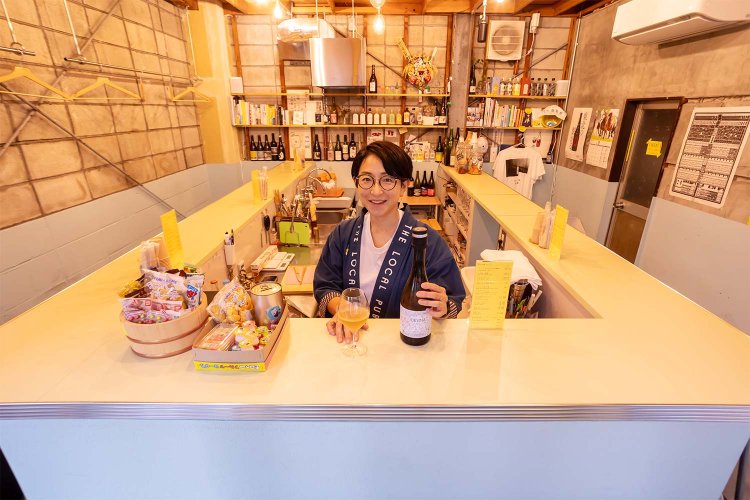 開店は2022年末。「水色の壁の塗装は湯をイメージしてるんです」。