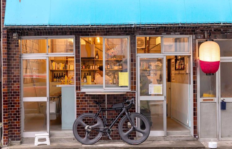 ガラス戸で見やすい店内。