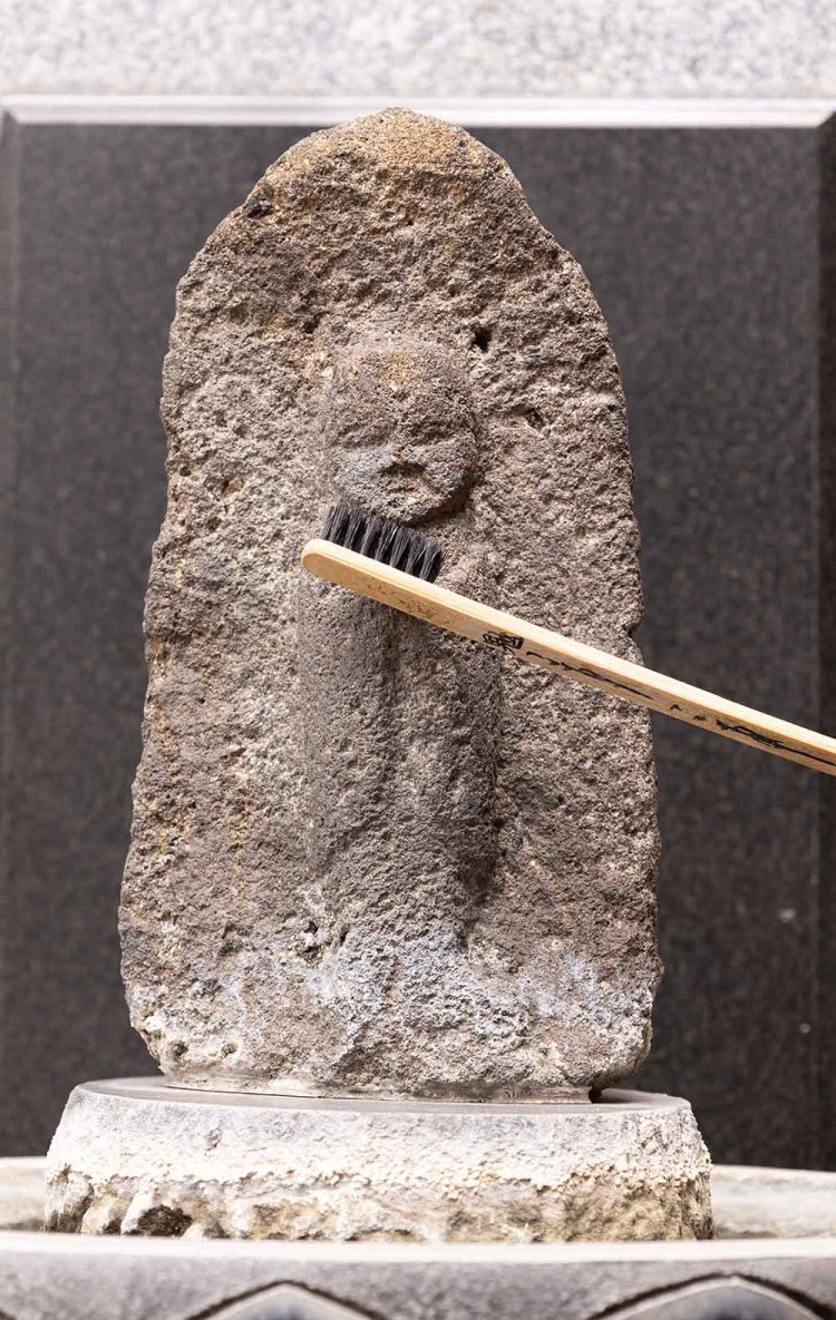 歯神さまを祀（まつ）る圓隆院。備え付けの歯ブラシで磨いて歯の健康祈願！