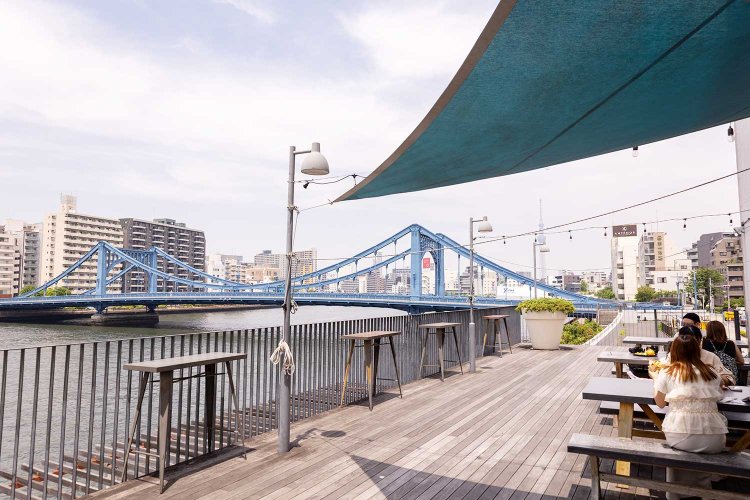 『LYURO 東京清澄』のウッドデッキから清洲橋を望む。