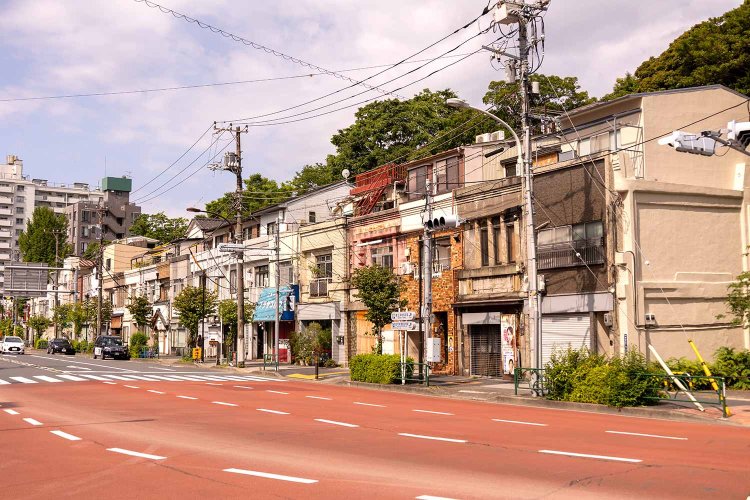 清澄長屋と親しまれる昭和3年（1928）築の「旧東京市営店舗向住宅」。