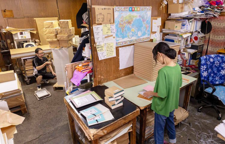 スケッチブックの製本専門の『どうち製本所』（旧村山製本）では、オリジナルのスケッチブックも販売。