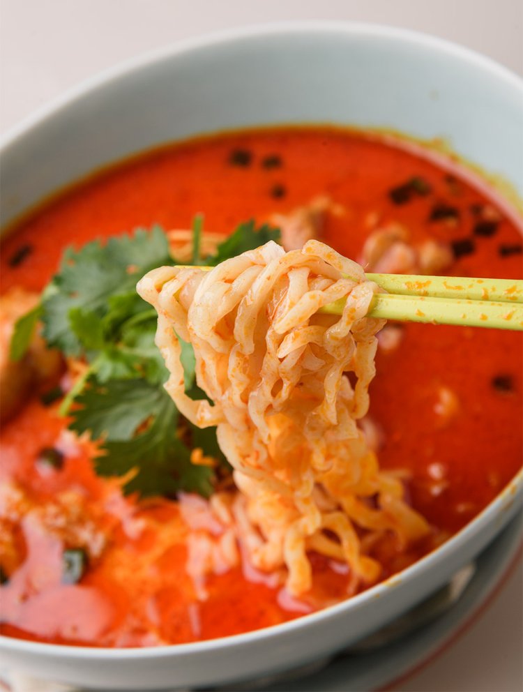 スープの中からモチモチ麺が登場。