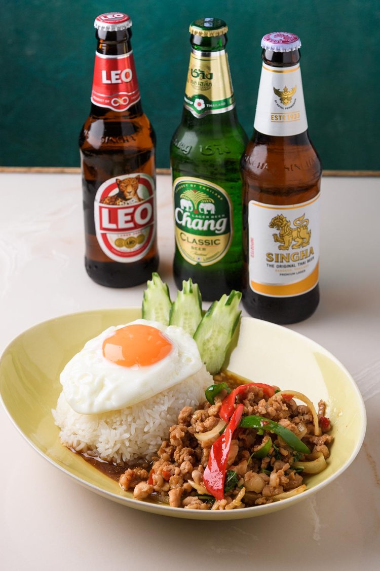 看板メニューのガパオライス1250円（サラダ・スープ付き）。タイのビールが勢揃い。各690円。