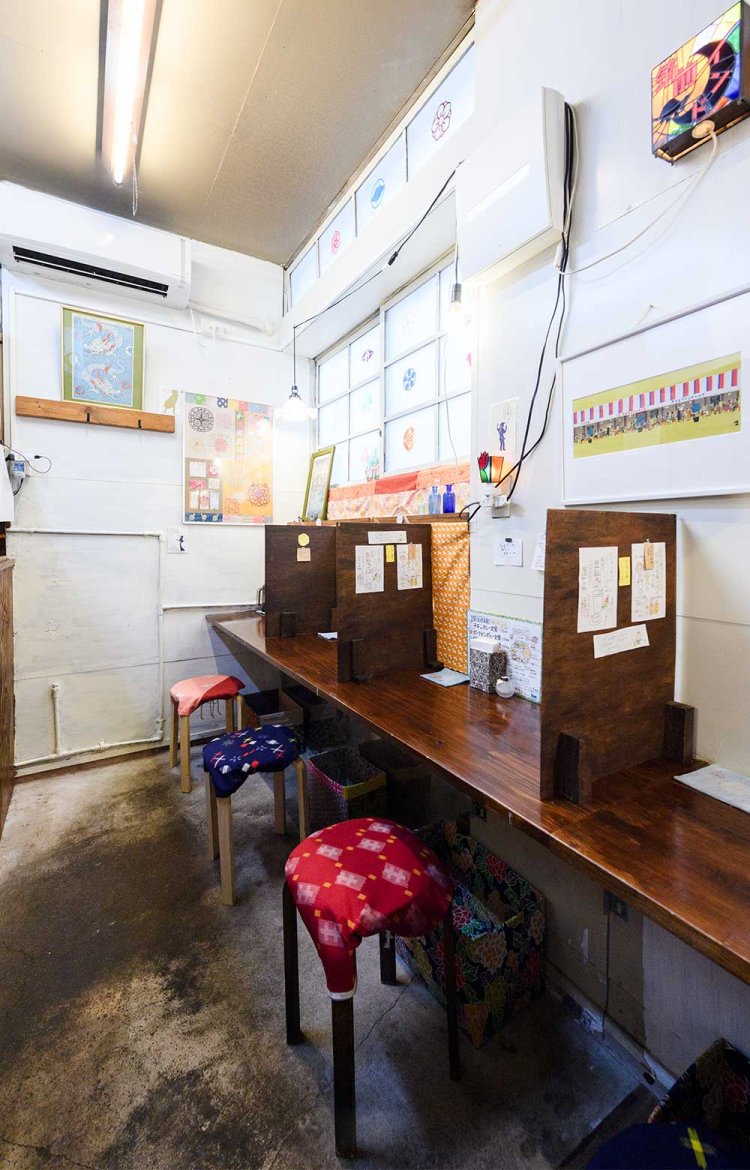 切り絵やステンドグラスが飾られた店内。