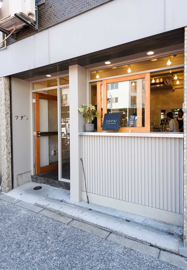 築100年近い清澄長屋の一角にある。